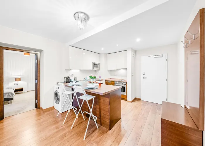 Spacious In Perfect Location 52m2 アパート